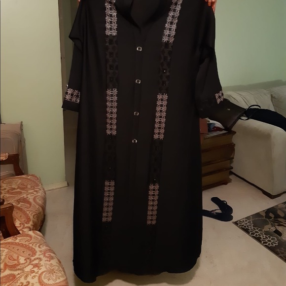 It's a New abaya the colour is black. - Picture 3 of 4